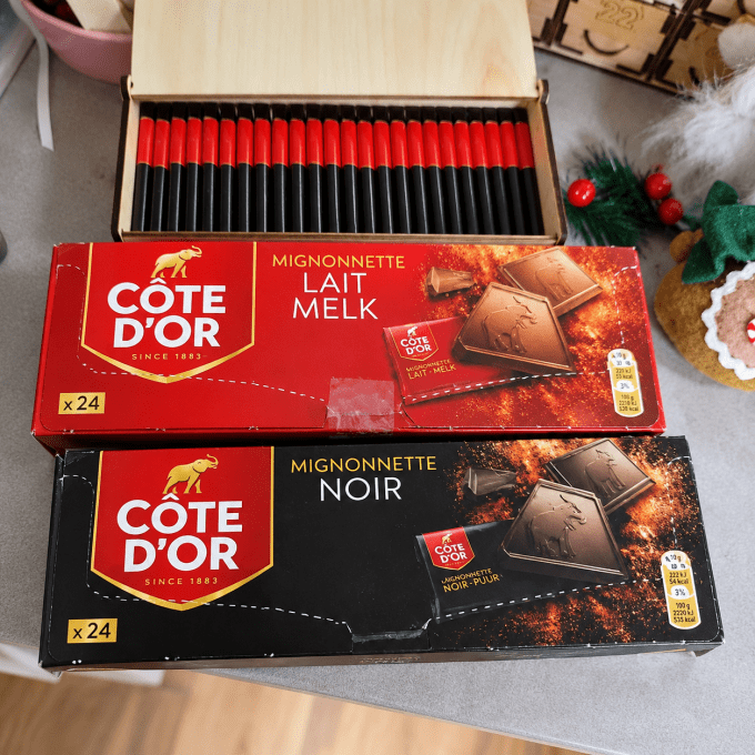 Boîte à chocolats de Noël personnalisée en bois – 24 chocolats