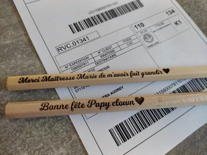 Crayon personnalisé en bois gravé