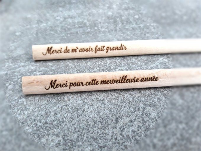 Crayon personnalisé en bois gravé