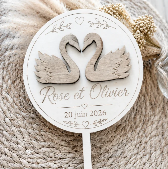 Gros plan sur une décoration de bouquet personnalisée en bois avec gravure des prénoms des mariés et