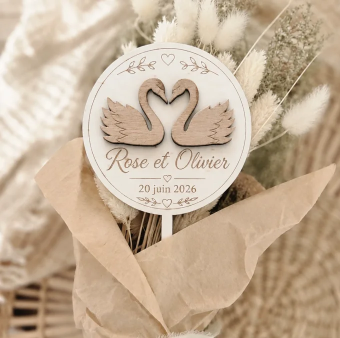 Décoration de bouquet personnalisée en bois gravée avec les prénoms des mariés et la date, présentée