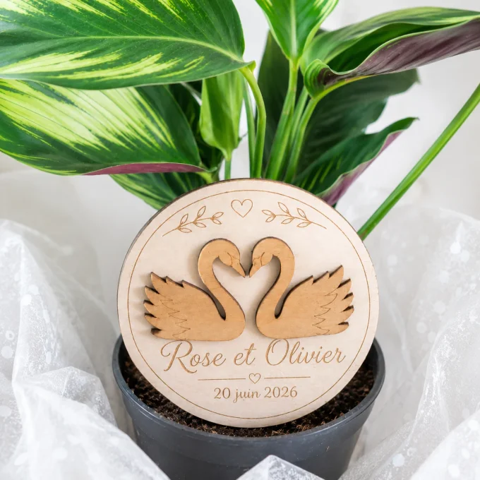 Décoration de bouquet personnalisée en bois plantée dans une plante, gravée avec les prénoms des mar
