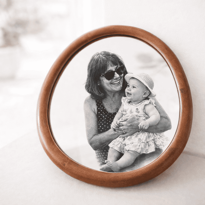 Miroir personnalisé avec photo de famille gravée dans un cadre en bois.