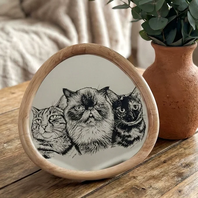 Miroir personnalisé avec portrait gravé de trois chats dans un cadre en bois naturel.