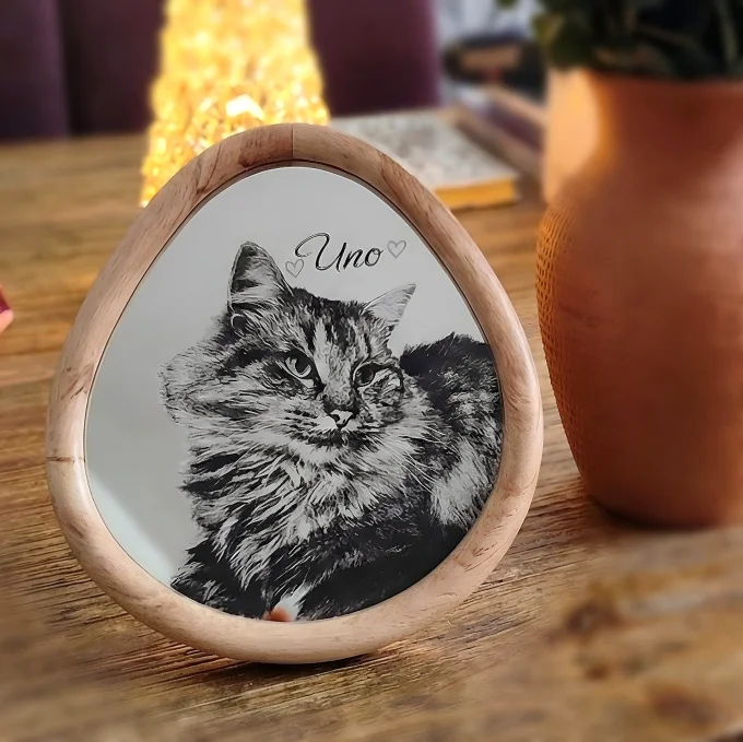Miroir personnalisé avec portrait de chat et prénom gravés dans un cadre en bois.