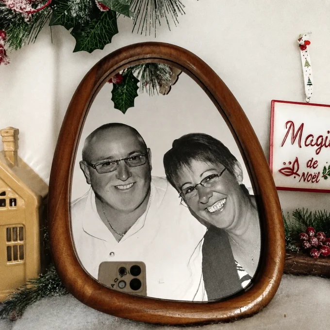 Miroir personnalisé ovale avec photo de couple gravée dans un cadre en bois.
