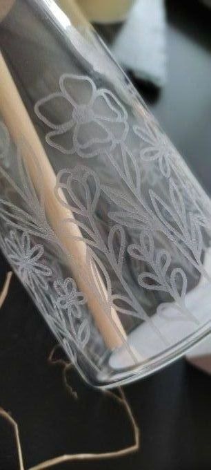 Gobelet verre et bambou, fleurs